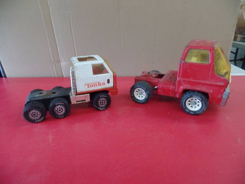 lot 71 image: Semi Trucks