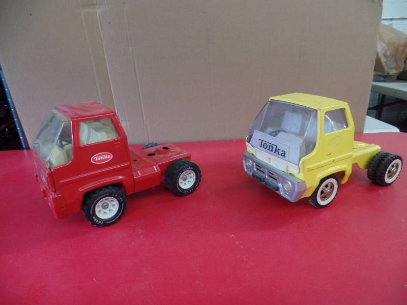 lot 72 image: Semi Trucks