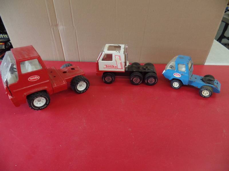 lot 73 image: Semi Trucks
