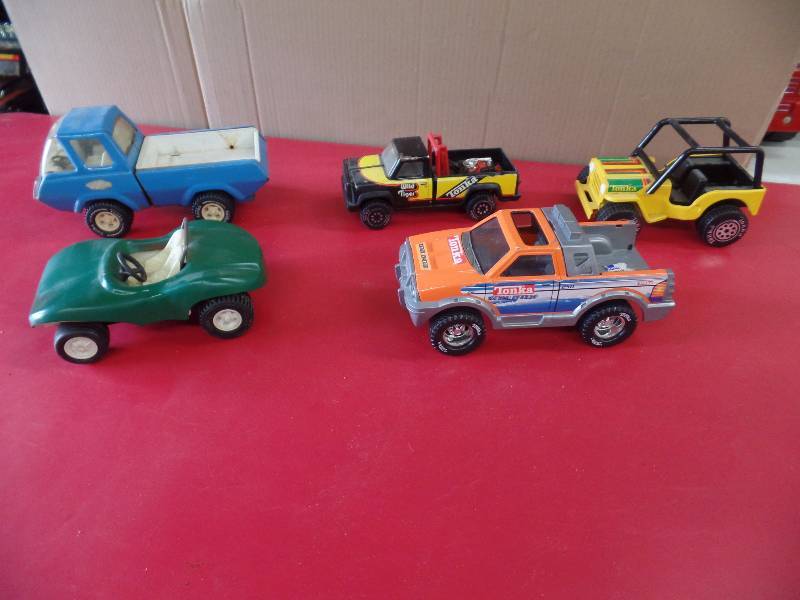 lot 81 image: 5 Tonka Toys