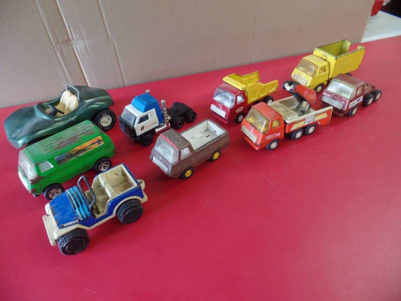 lot 90 image: 9 Tonka Toys