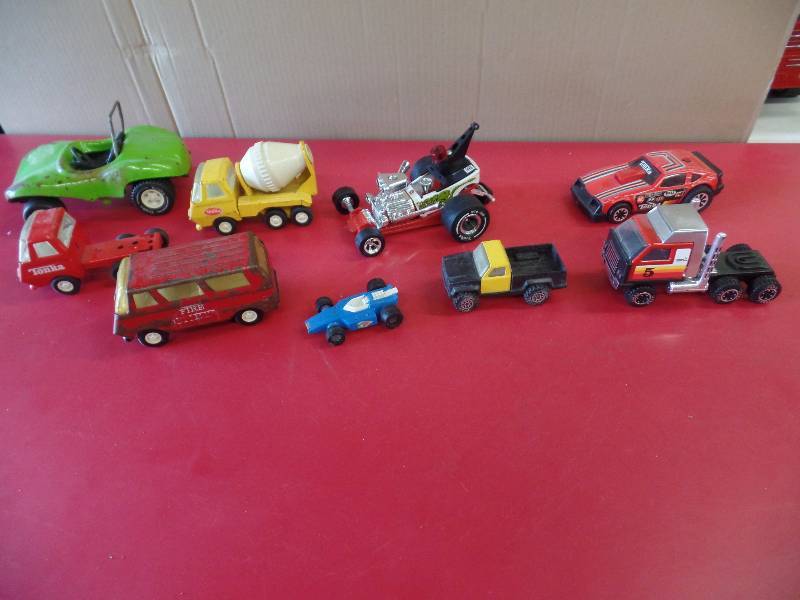 lot 94 image: 9 Tonka Toys