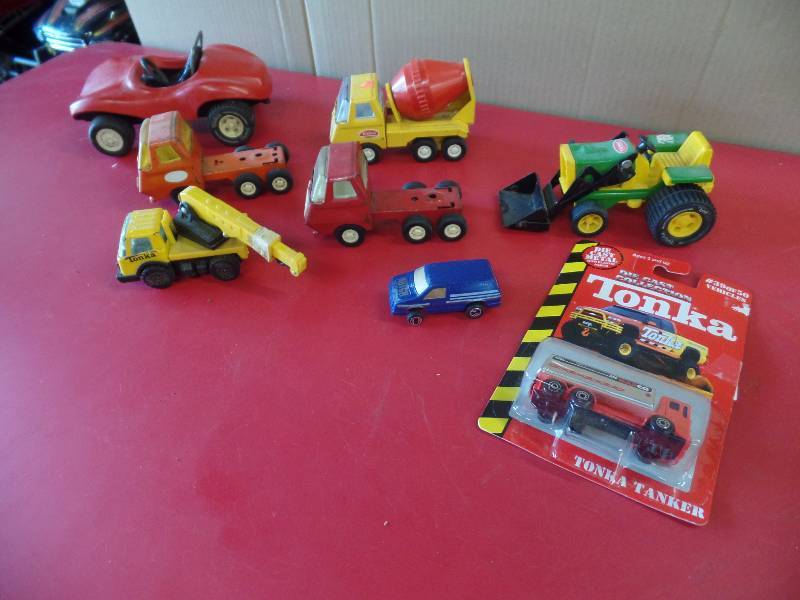 lot 95 image: 8 Tonka Toys