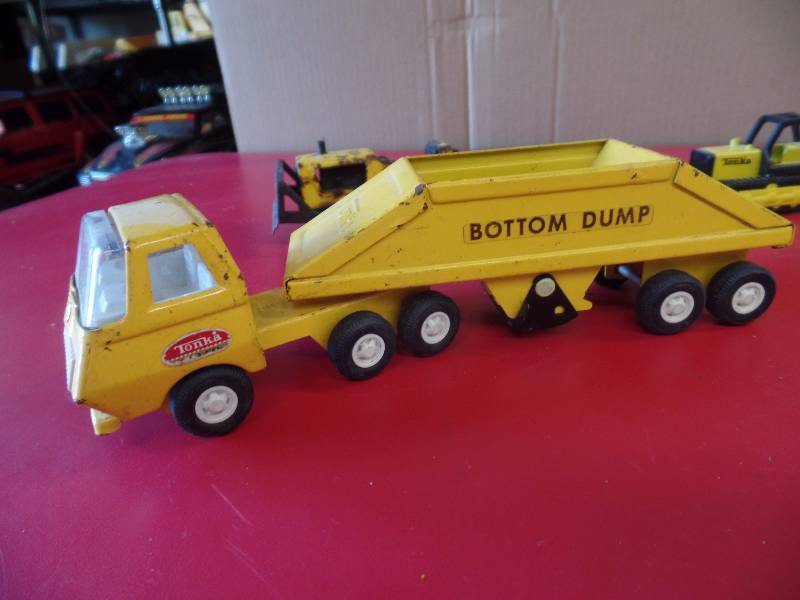 lot 99 image: 9 Tonka Toys