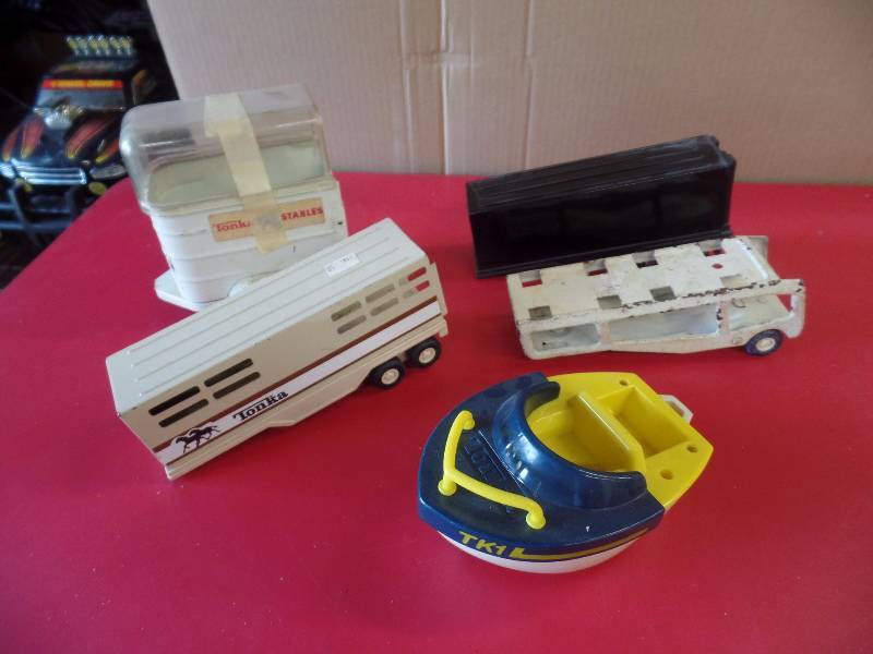 lot 103 image: 5 Tonka Accessories