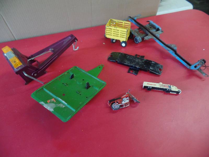 lot 104 image: 7 Tonka Accessories