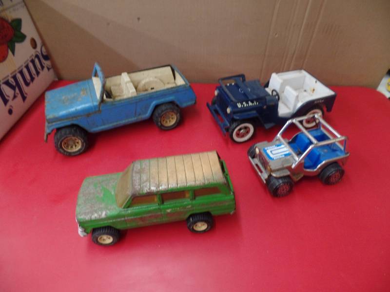 lot 105 image: 4 Tonka Vehicles