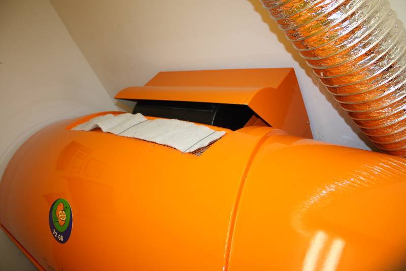 lot 16 image: Room Lot Including UWE Tropical Series 32 GB Tanning Bed, 34 total lamps, Hours Unknown Adjustable body blower, Air intake filtration, Frosted acrylics, Separate user onoff switch for facial lamps, Frosted acrylics Bed Dimensions 89 x 44 x 41