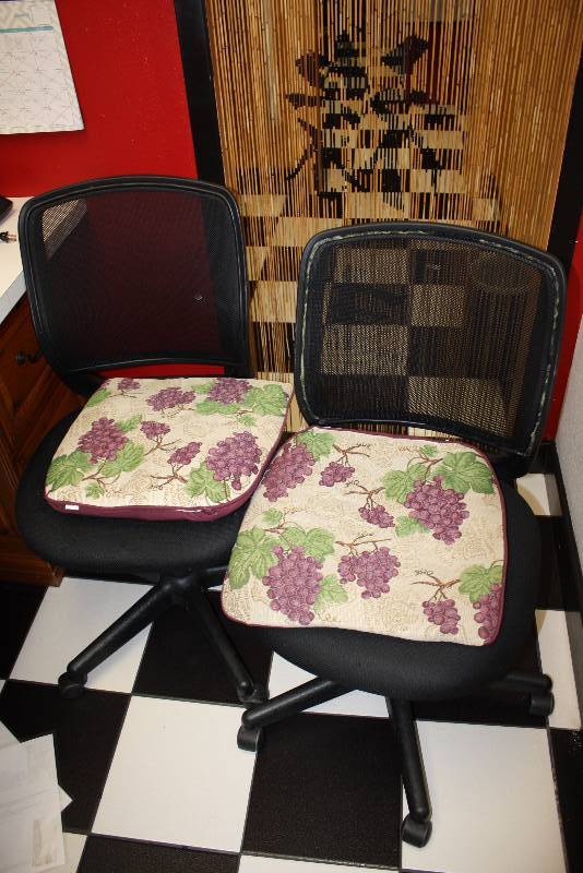 lot 79 image: Lot of (2) Office Chairs wWheels & Seat Pads.