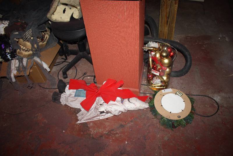lot 71 image: Floor Lot of Miscellaneous Seasonal Dcor.