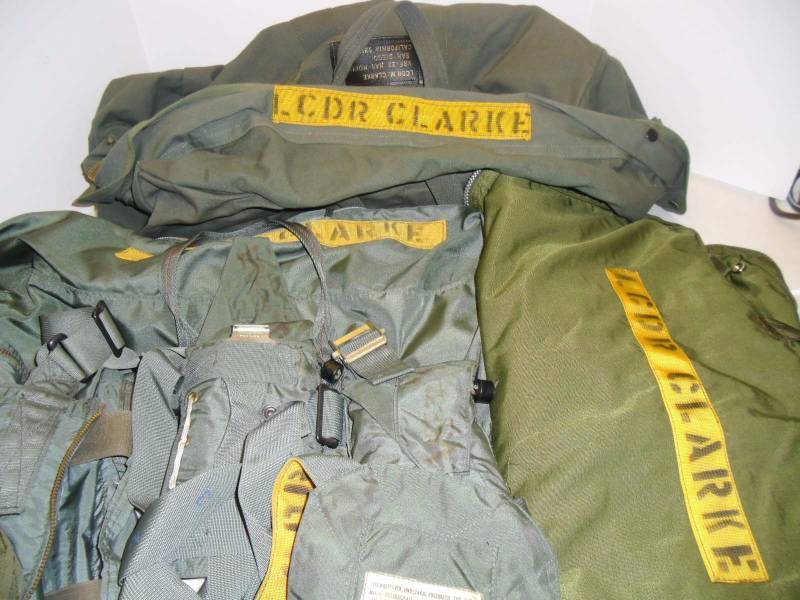 lot 10 image: Vintage US Navy Canvas & Parachute Traveling Bag, Survival Buweps, Life Preserver Pneumatic