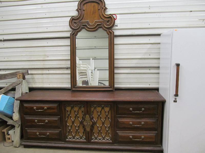 lot 7 image: Chest of Drawers