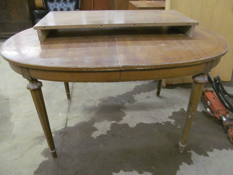 lot 9 image: Dining Table