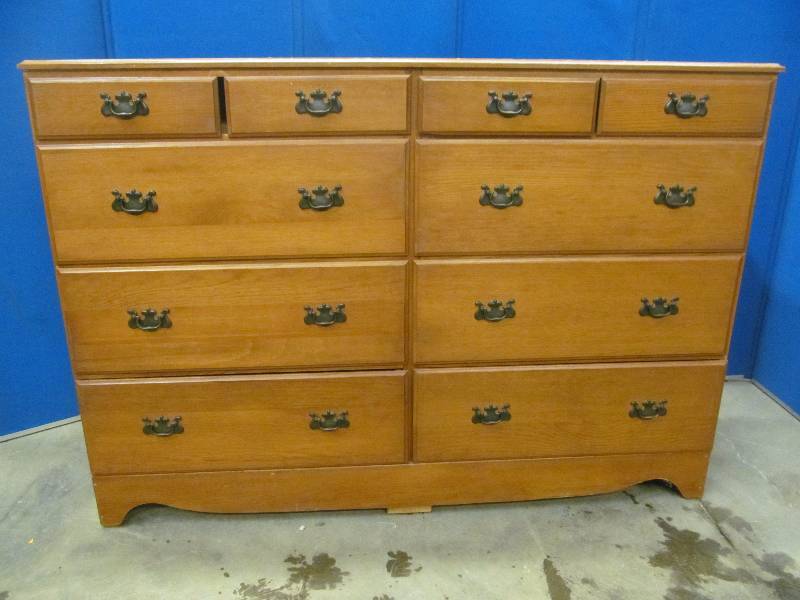 lot 13 image: Chest of Drawers