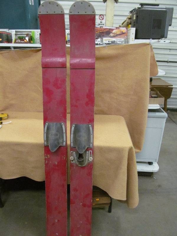 lot 23 image: Vintage Skis