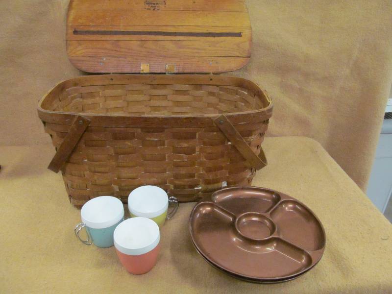 lot 25 image: Vintage Picnic Basket