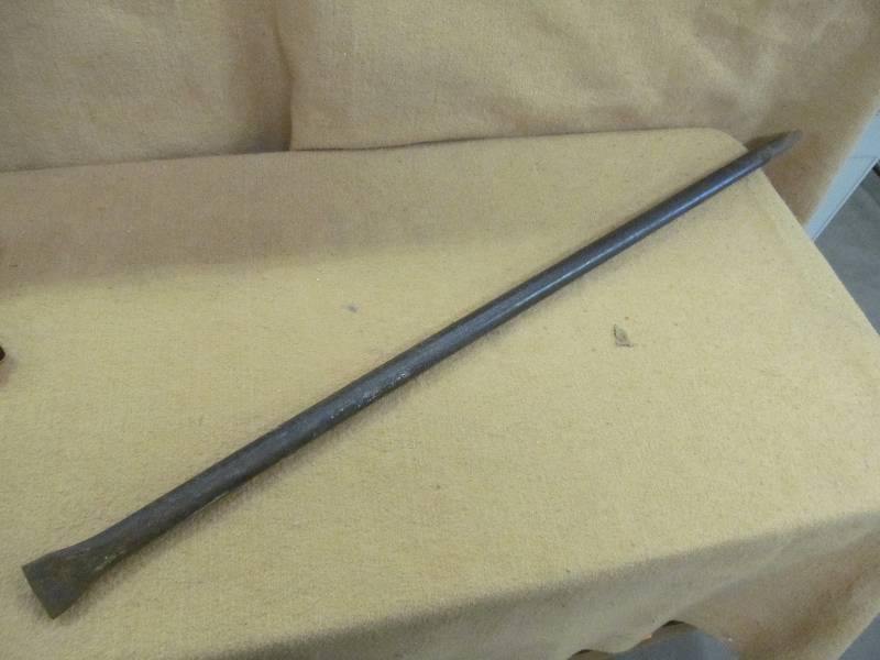 lot 29 image: Pry Bar
