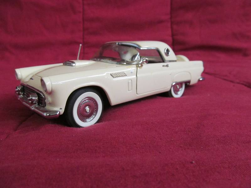 lot 56 image: Ford Thunderbird