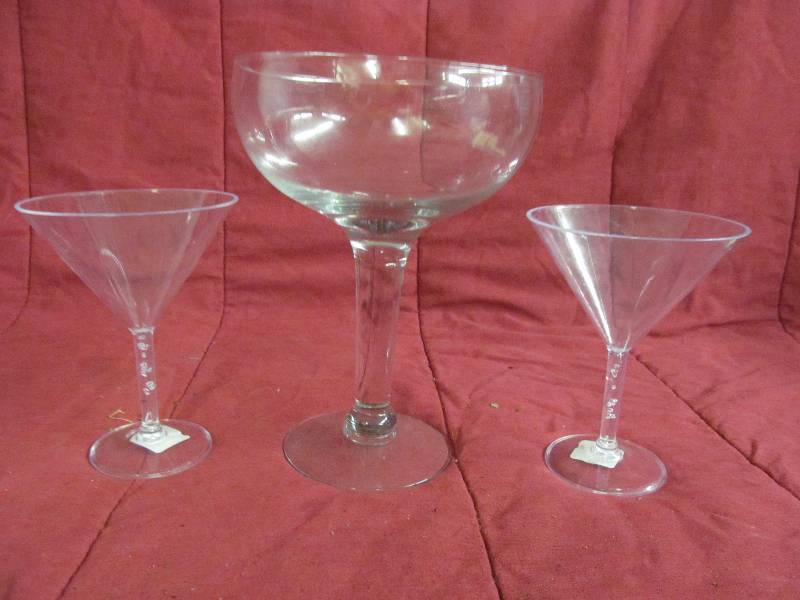 lot 90 image: Glasses