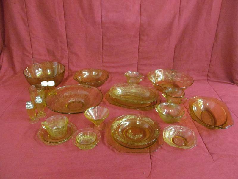 lot 100 image: Depression Dish Set