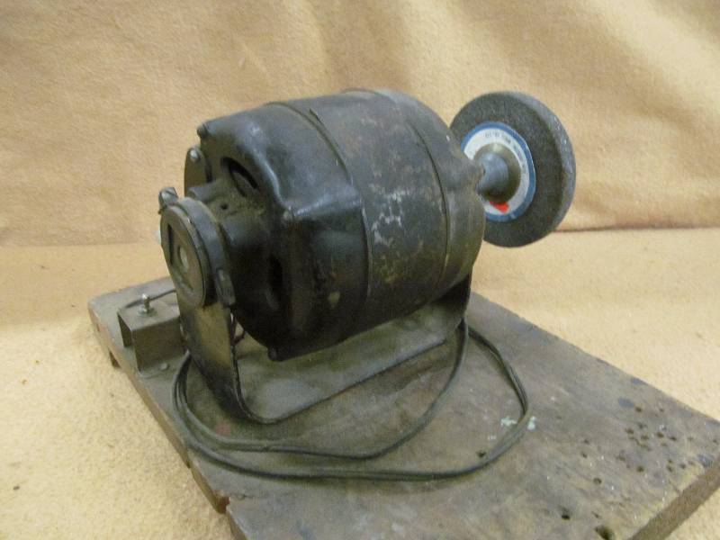 lot 162 image: Bench grinder