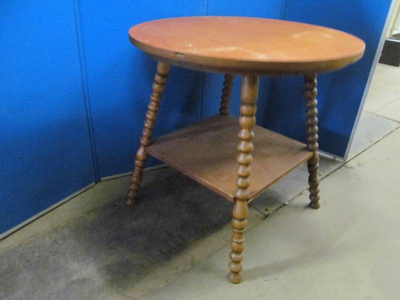 lot 167 image: Vintage end table