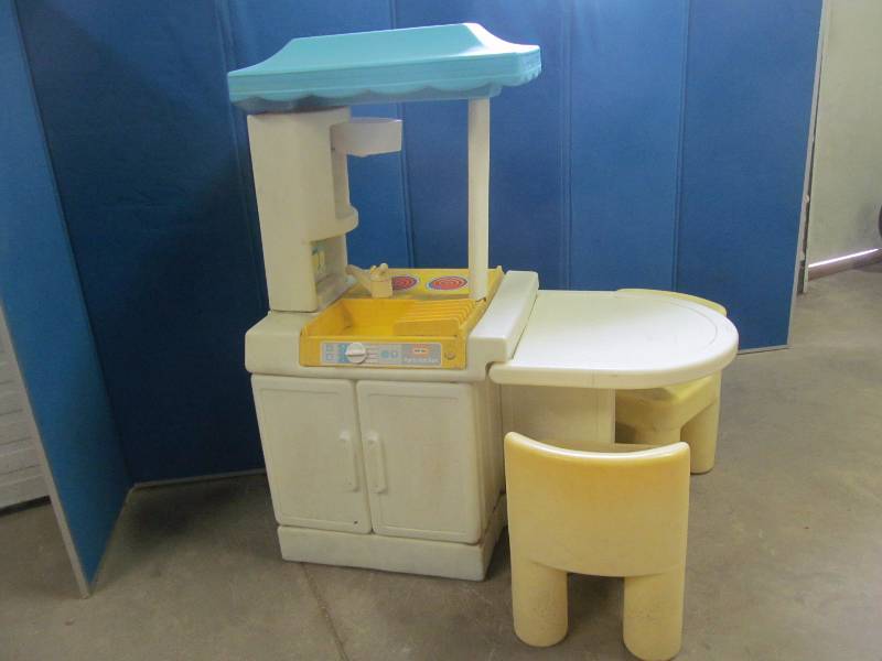 lot 200 image: Little Tikes