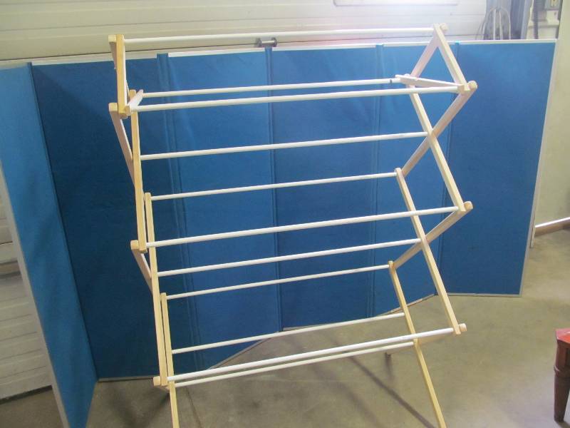 lot 204 image: Hanging Clothes Dryer