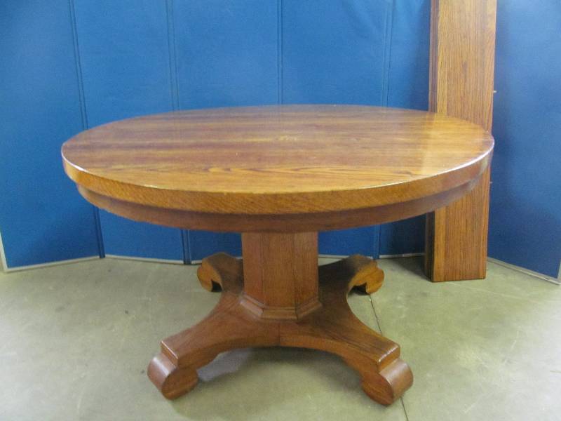 lot 211 image: Table