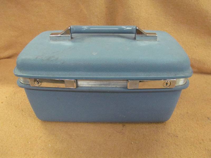 lot 222 image: Vintage travel case