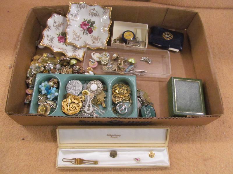 lot 231 image: Costume jewelry