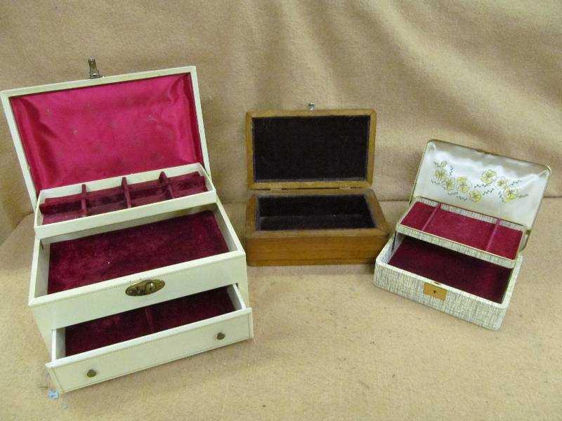 lot 252 image: Vintage jewelry boxes