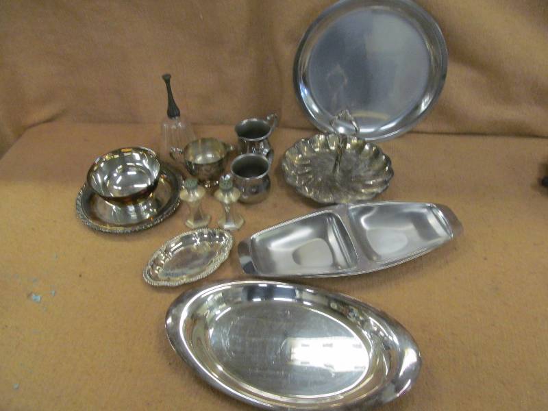 lot 253 image: Silver trays