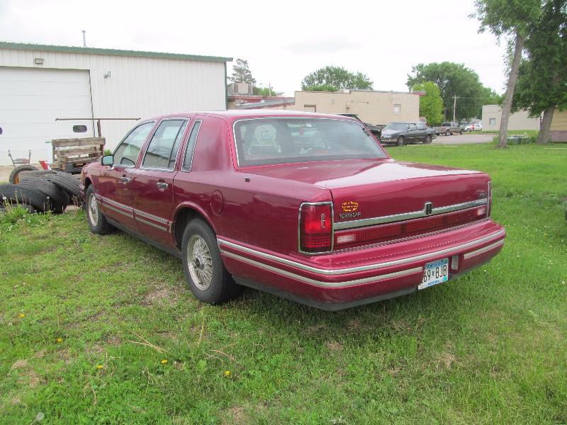 lot 1 image: Lincoln Town Car