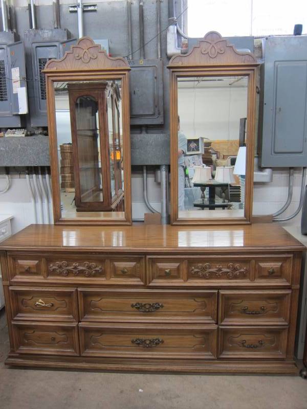 lot 6 image: Ornate Dresser