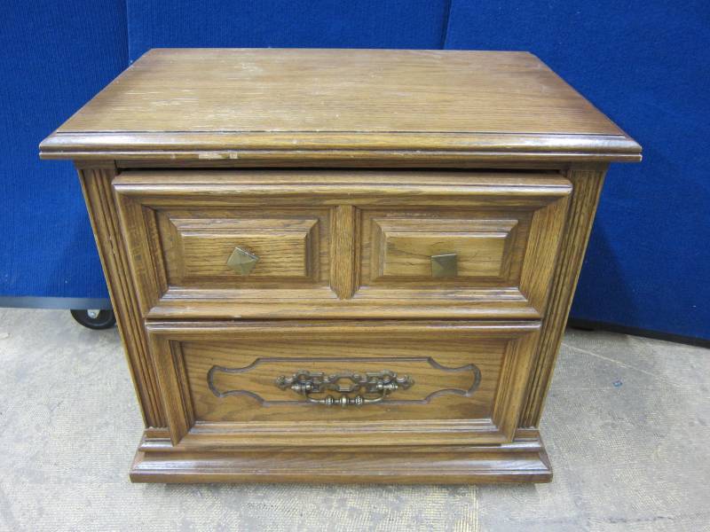 lot 7 image: Night Stand
