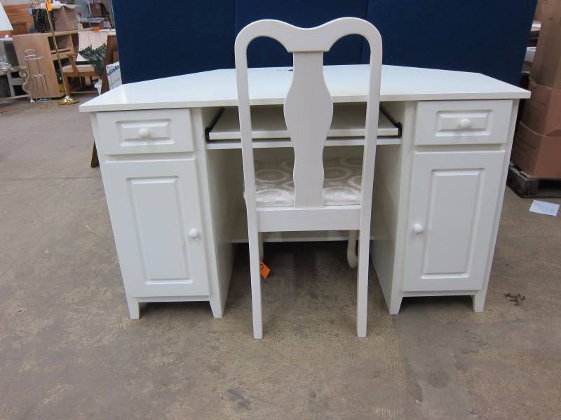 lot 10 image: Corner Desk w Chair