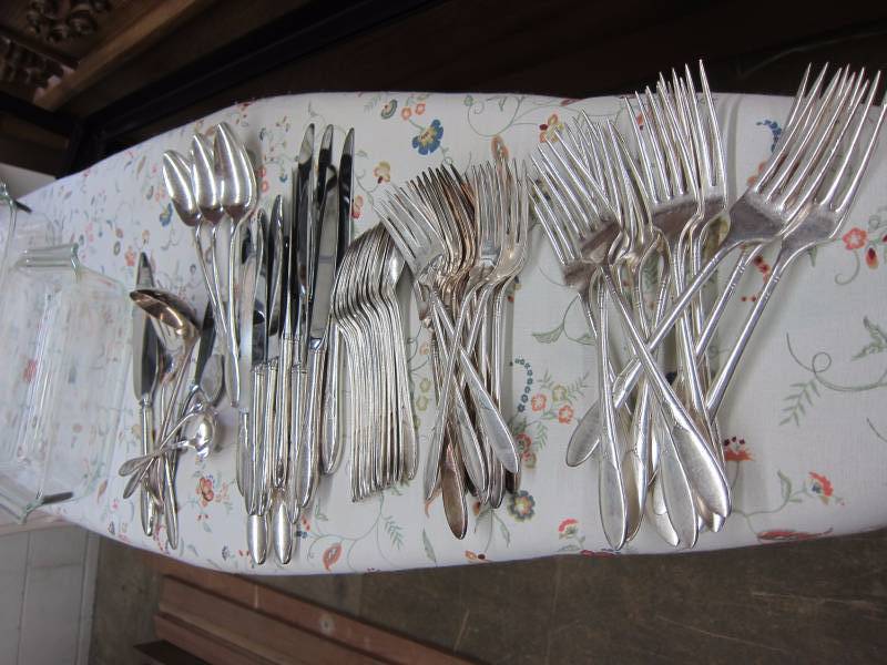 lot 27 image: Community Plate Silverware & Glass Baking Dishes