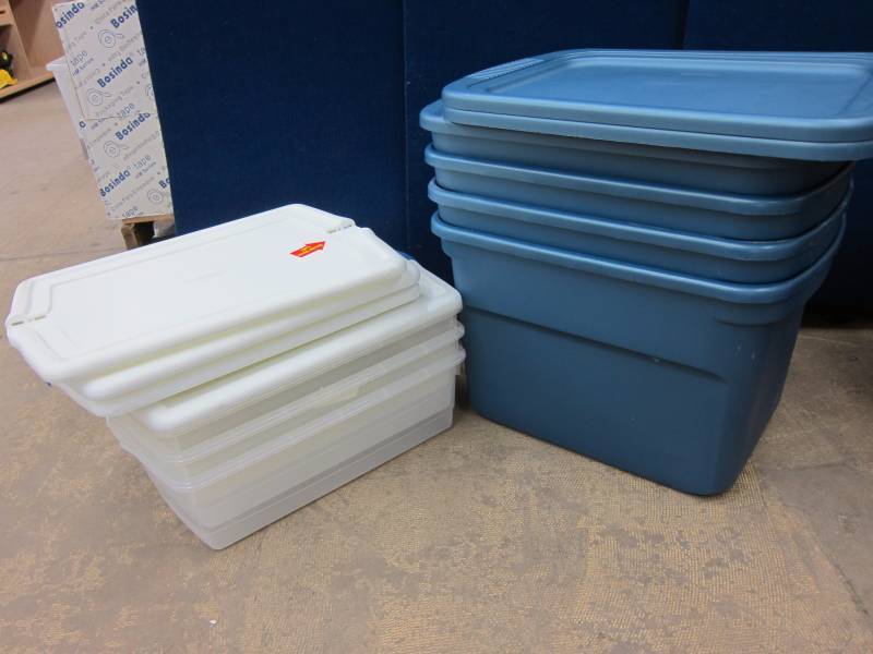 lot 40 image: Tote Assortment
