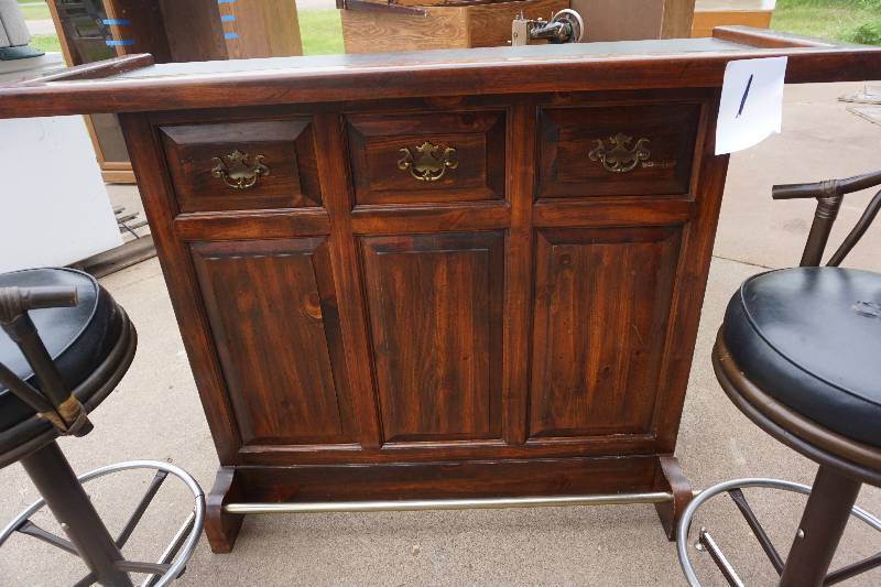 lot 1 image: Wood Bar With 3 Swivel Bar Stools With Mesh Back