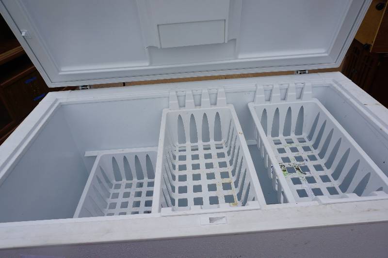 lot 4 image: Kenmore Heavy Duty Commercial Chest Freezer