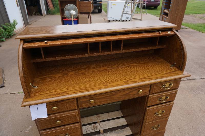 lot 7 image: Wood Roll Top Desk