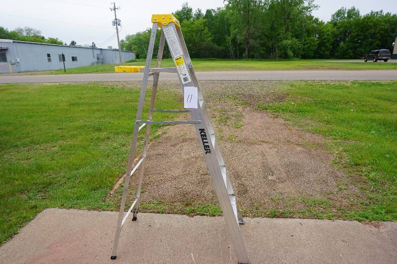 lot 11 image: Keller Brand Model 926 6 Aluminum Step Ladder
