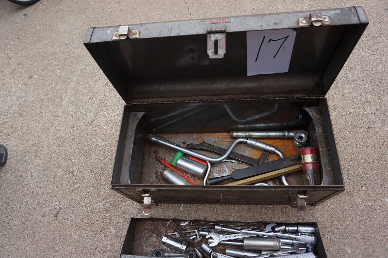 lot 17 image: Craftsman Metal Tool Box With Tools