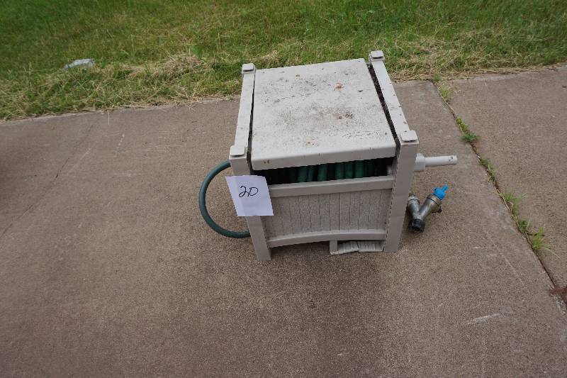 lot 20 image: Suncrest Brand Hose Reel With Hose and Spray Nozzle