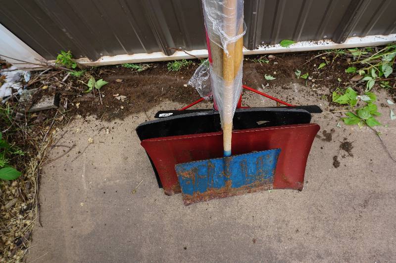 lot 26 image: Lot of 4 - Snow Shovels