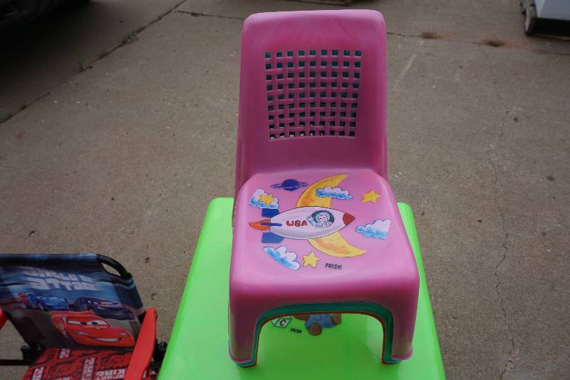 lot 32 image: Lot of Childrens Chairs and Table