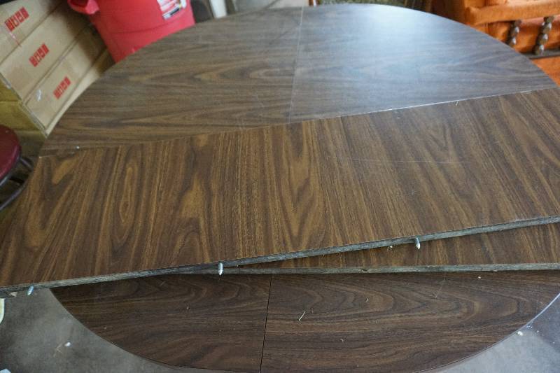 lot 74 image: Kitchen Table Expandable With 2 Additional Leafs