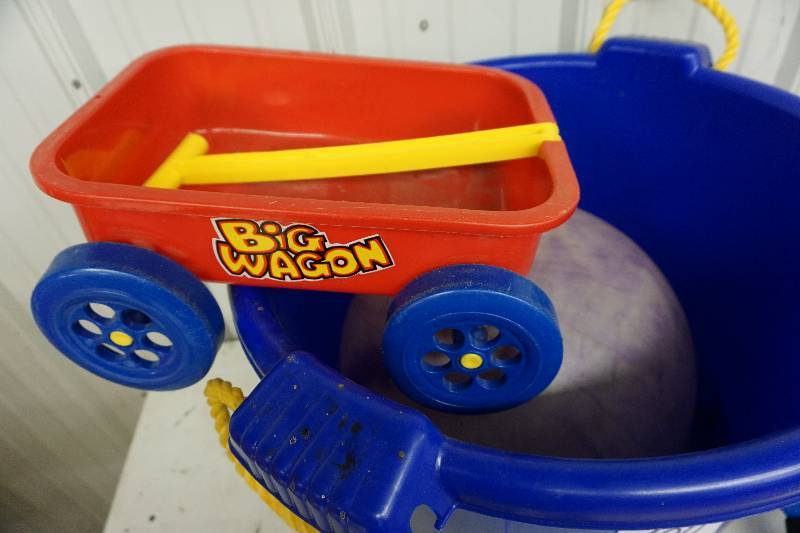 lot 100 image: 1 Lot of Childrens Beach Toys