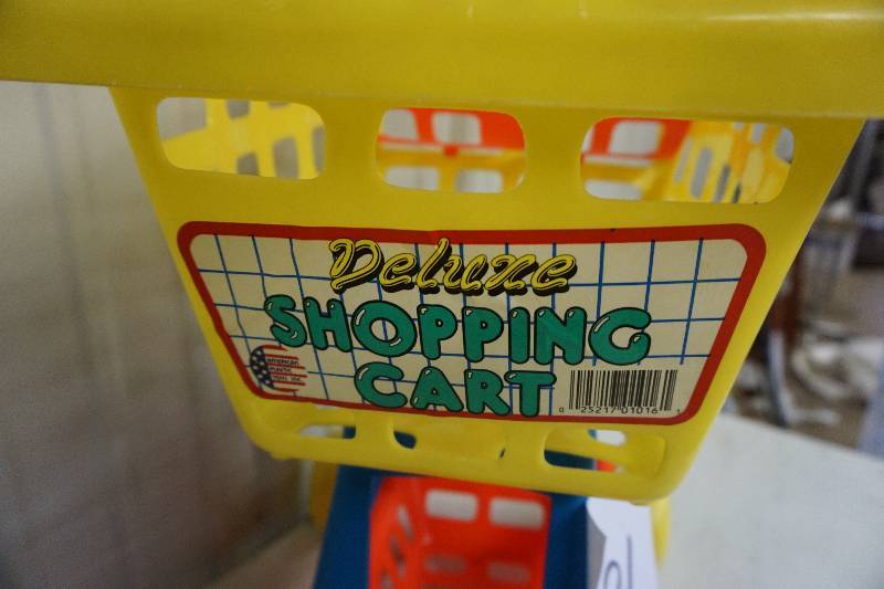 lot 101 image: American Plastic Toys Deluxe Childrens Plastic Toy Shopping Cart